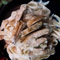 A picture of Chicken Fettuccine Alfredo.