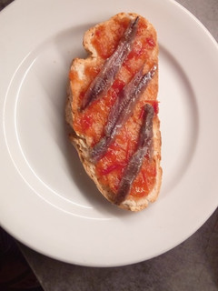 Una foto de Tosta de mermelada de tomate y anchoa