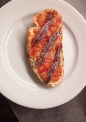 Una foto de Tosta de mermelada de tomate y anchoa