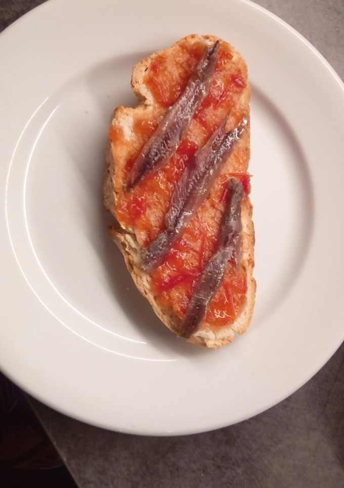 Una foto de Tosta de mermelada de tomate y anchoa
