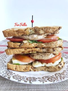 صورة لوصفة ساندوتش الدجاج بالجبنة وصلصة البيستو 🥪