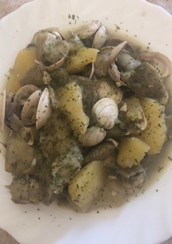 Una foto de 347. Alcachofas con patatas y almejas (principal pescado)