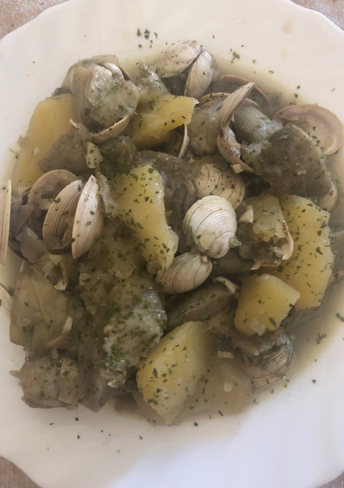 Una foto de 347. Alcachofas con patatas y almejas (principal pescado)