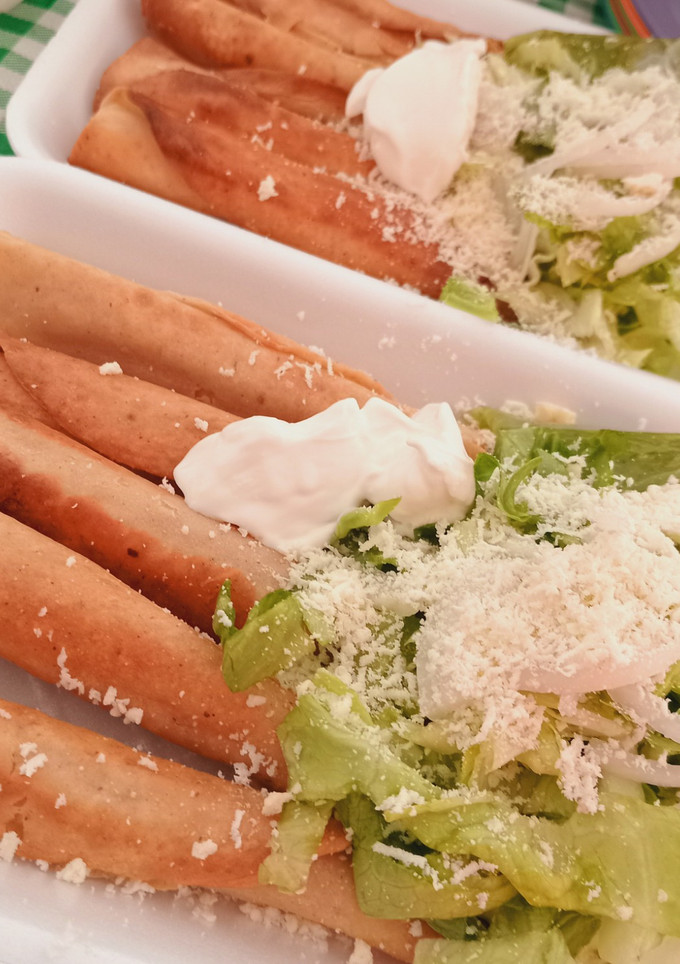 Una foto de Flautas en salsa verde