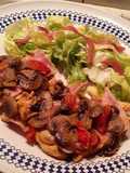 Pechugas de pollos con champiñones tomates y jamón