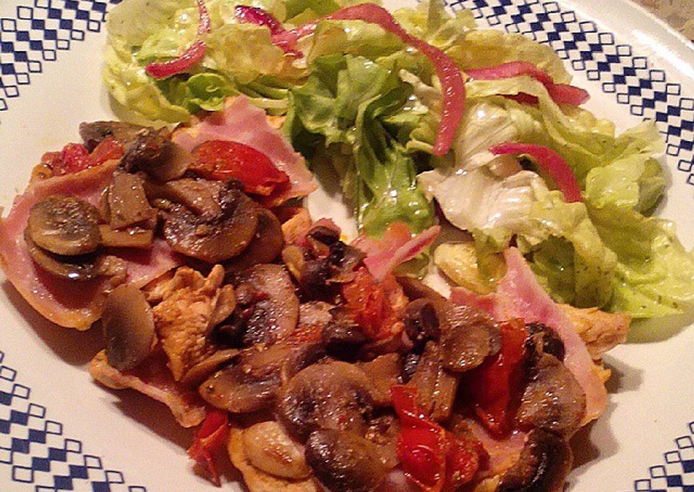Pechugas de pollos con champiñones tomates y jamón