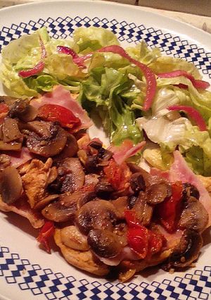 Una foto de Pechugas de pollos con champiñones tomates y jamón