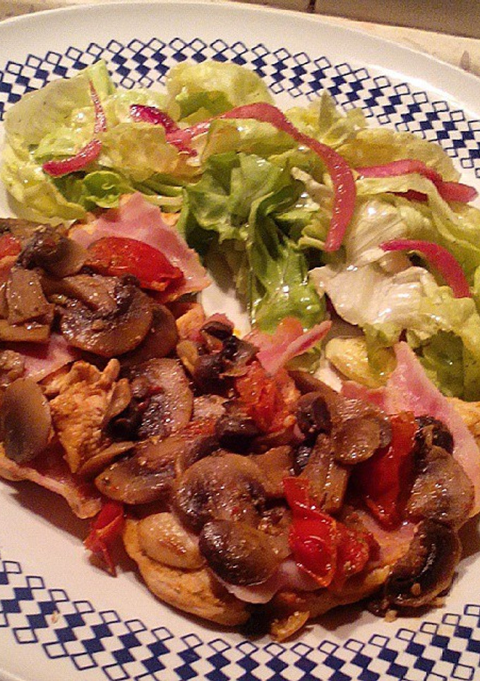 Una foto de Pechugas de pollos con champiñones tomates y jamón