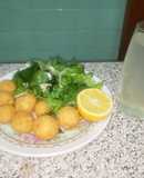 Bolitas de papa y ensalada fácil