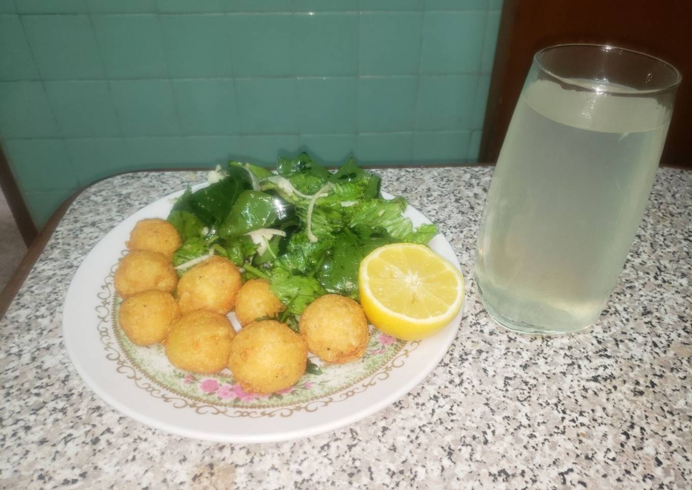 Bolitas de papa y ensalada fácil