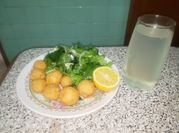 Una foto de ensalada de lechuga y jicama