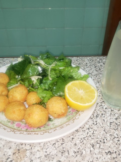 Una foto de Bolitas de papa y ensalada fácil