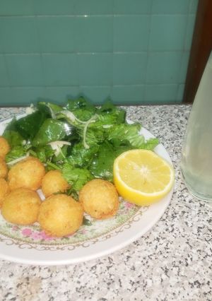 Una foto de Bolitas de papa y ensalada fácil