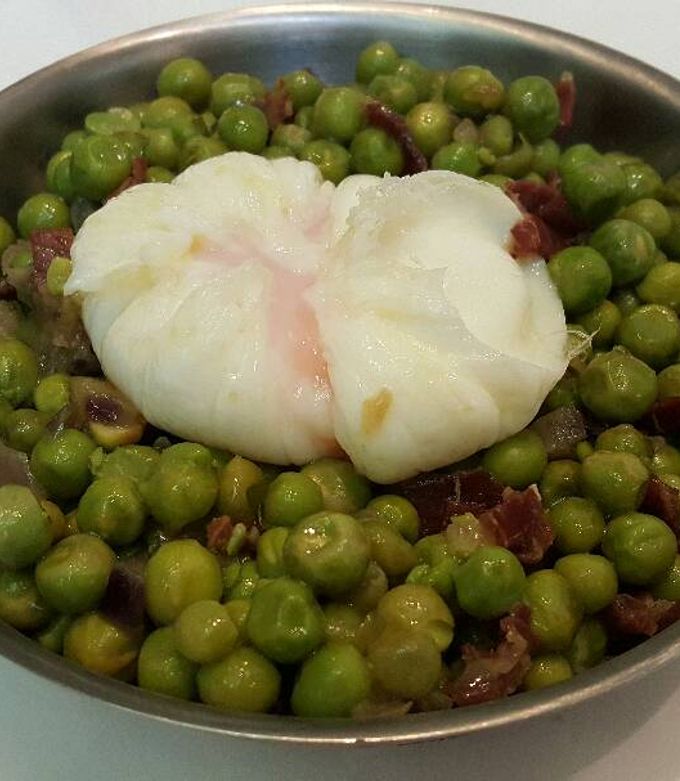 Foto principal de Guisantes frescos con jamón y huevo poche