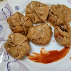 A picture of Atta Momos.