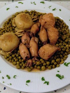 Una foto de Guisantes con sepia, cazón y calamares