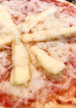 Hình của món Pizza phô mai con bò cười.