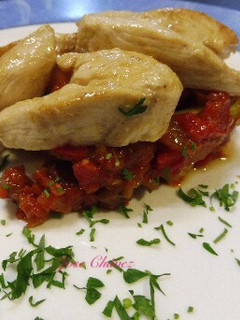 Una foto de Pollo adobado en cítricos con sinfonía de verduras