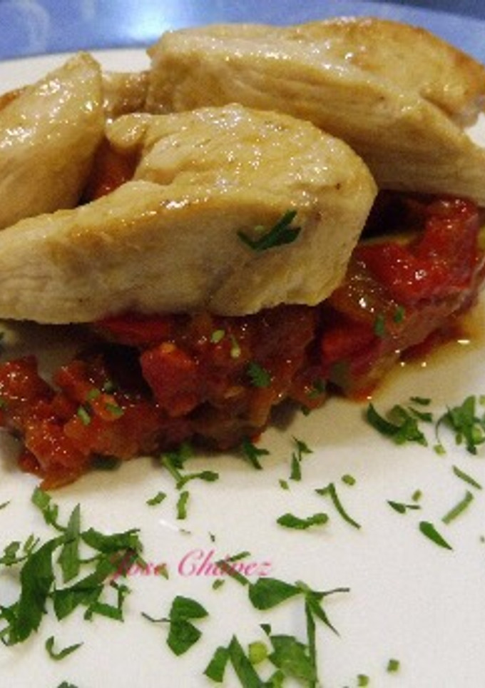 Una foto de Pollo adobado en cítricos con sinfonía de verduras