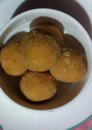 A picture of Besan ke laddu.