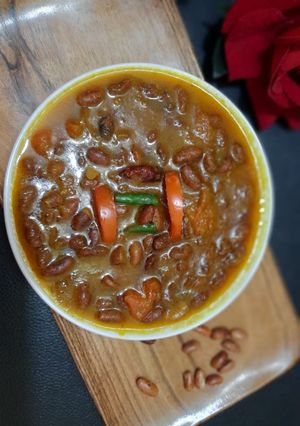 कश्मीरी राजमा(kashmiri rajma recipe in Hindi) रेसिपी मुख्य फोटो