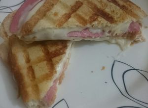 Una foto de Sándwich doble de jamón y queso
