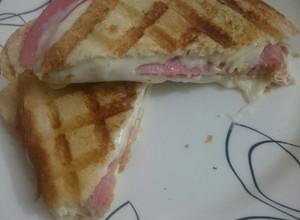 Una foto de Sándwich doble de jamón y queso