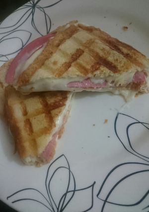 Una foto de Sándwich doble de jamón y queso