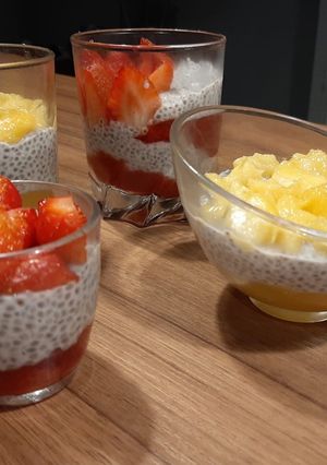 Une photo de Puddings de graines de Chia au lait de coco aux fraises et à la mangue