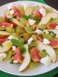 Insalata di uva, pere, fichi, noci e chèvre con miele e menta