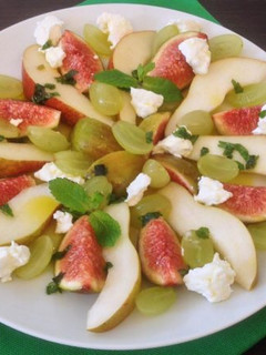 Foto di Insalata di uva, pere, fichi, noci e chèvre con miele e menta