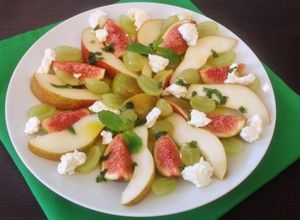 Foto di Insalata di uva, pere, fichi, noci e chèvre con miele e menta