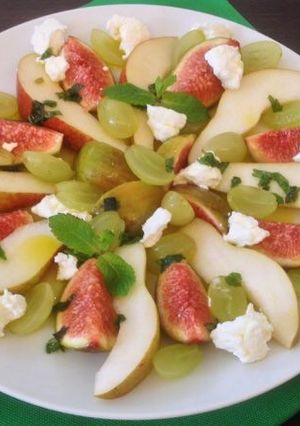 Foto di Insalata di uva, pere, fichi, noci e chèvre con miele e menta
