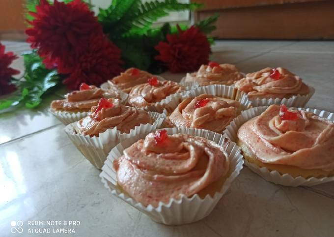 Resep Cupcake Vanila With Strawberry Cream yang Enak Banget