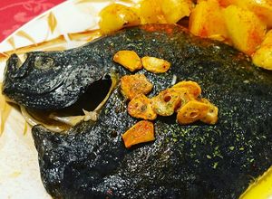 Una foto de Rodaballo al horno con patata a la gallega