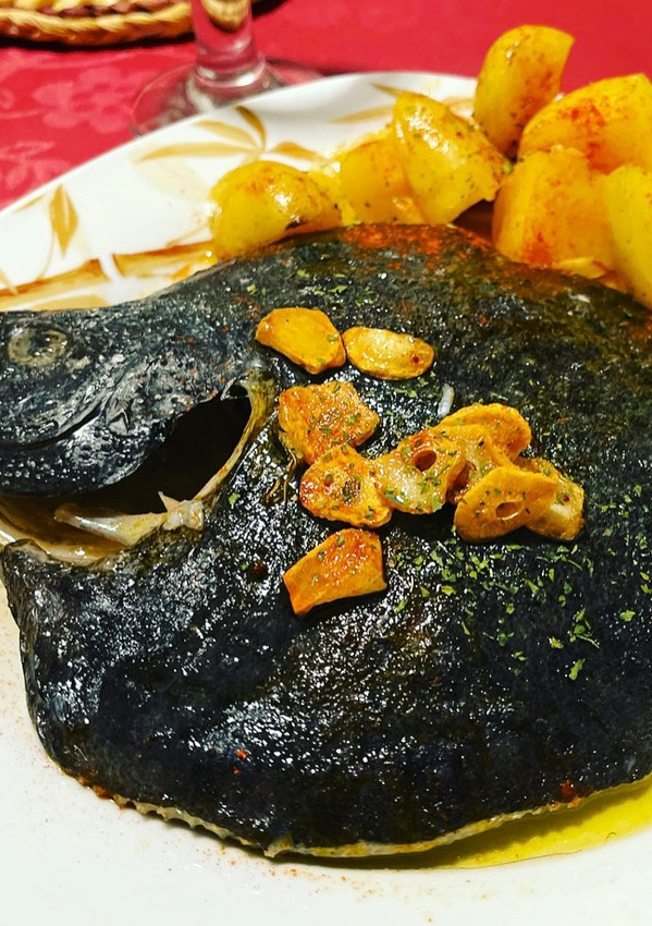 Una foto de Rodaballo al horno con patata a la gallega