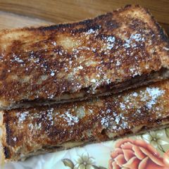 A picture of Nuetella and banana stuffed caramelized toast.