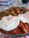 Bacalao con pisto y huevo y ñoquis de acompañamiento