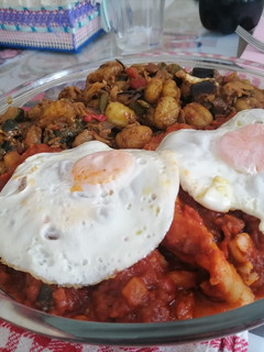 Una foto de Bacalao con pisto y huevo y ñoquis de acompañamiento
