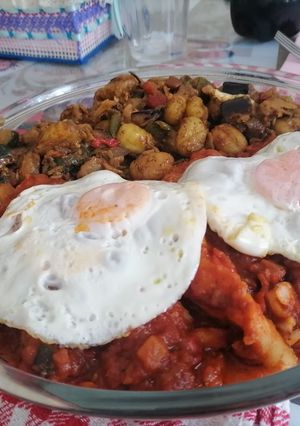 Una foto de Bacalao con pisto y huevo y ñoquis de acompañamiento