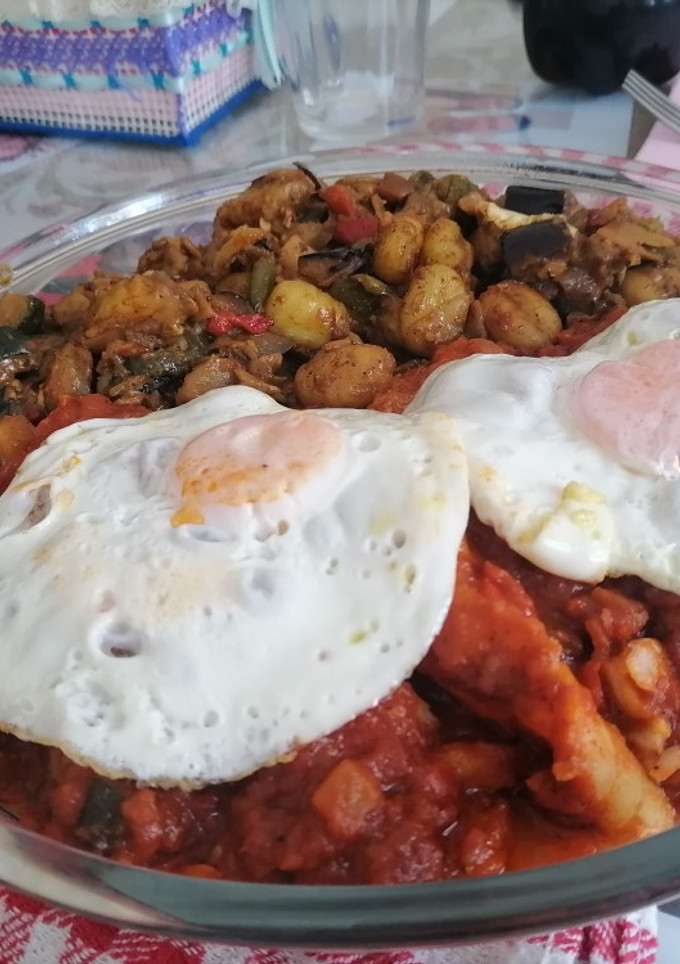 Una foto de Bacalao con pisto y huevo y ñoquis de acompañamiento