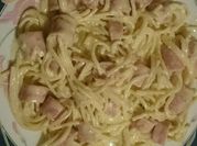 Una foto de spaguetti con salchicha