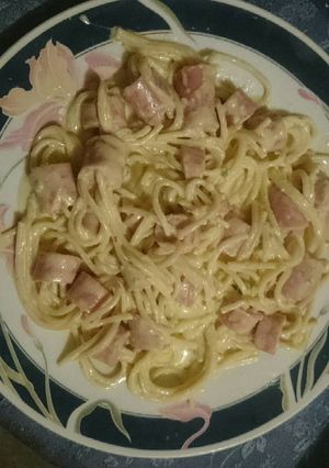 Una foto de Spaghetti picante con salchichas