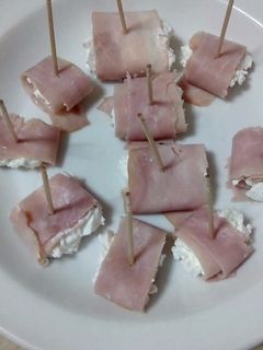 Una foto de Rollitos de jamón rellenos de crema de queso