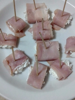 Una foto de Rollitos de jamón rellenos de crema de queso