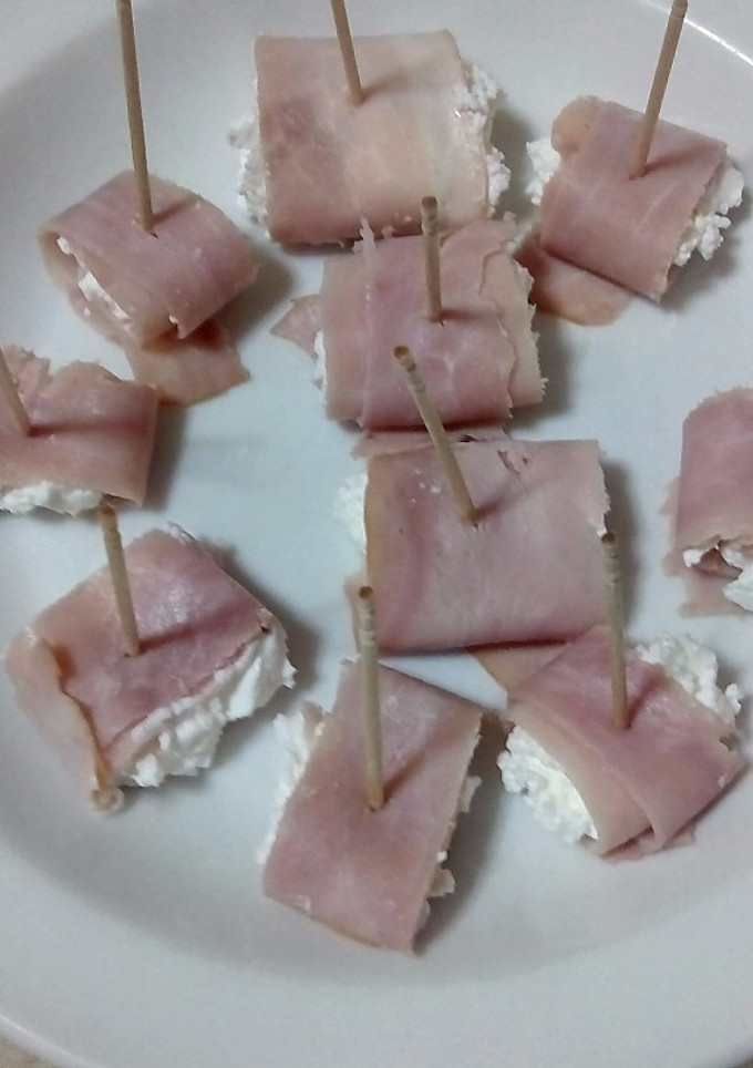 Una foto de Rollitos de jamón rellenos de crema de queso