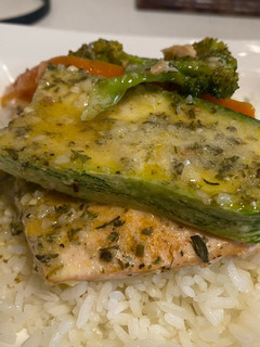 Una foto de Salmón al horno con vegetales