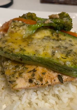 Una foto de Salmón al horno con vegetales