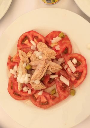 Una foto de Ensalada de tomates con atún