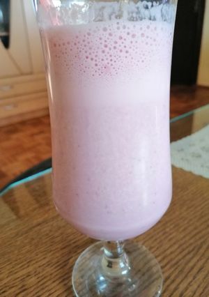 A picture of Strawberry Milkshake without ice-cream🍹.